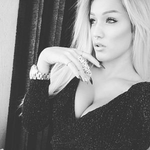 Copertina: la modella Angelica Burelli