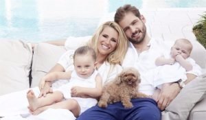 Michelle Hunziker sole trussardi show striscia la notizia