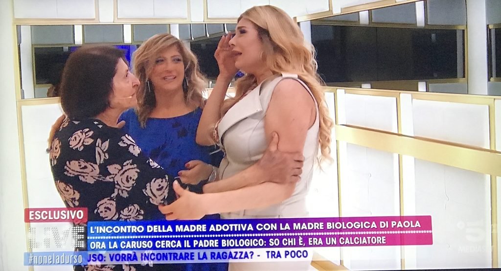 A LIVE NON LA D URSO PAOLA CARUSO SI STRINGE TRA LA MAMMA