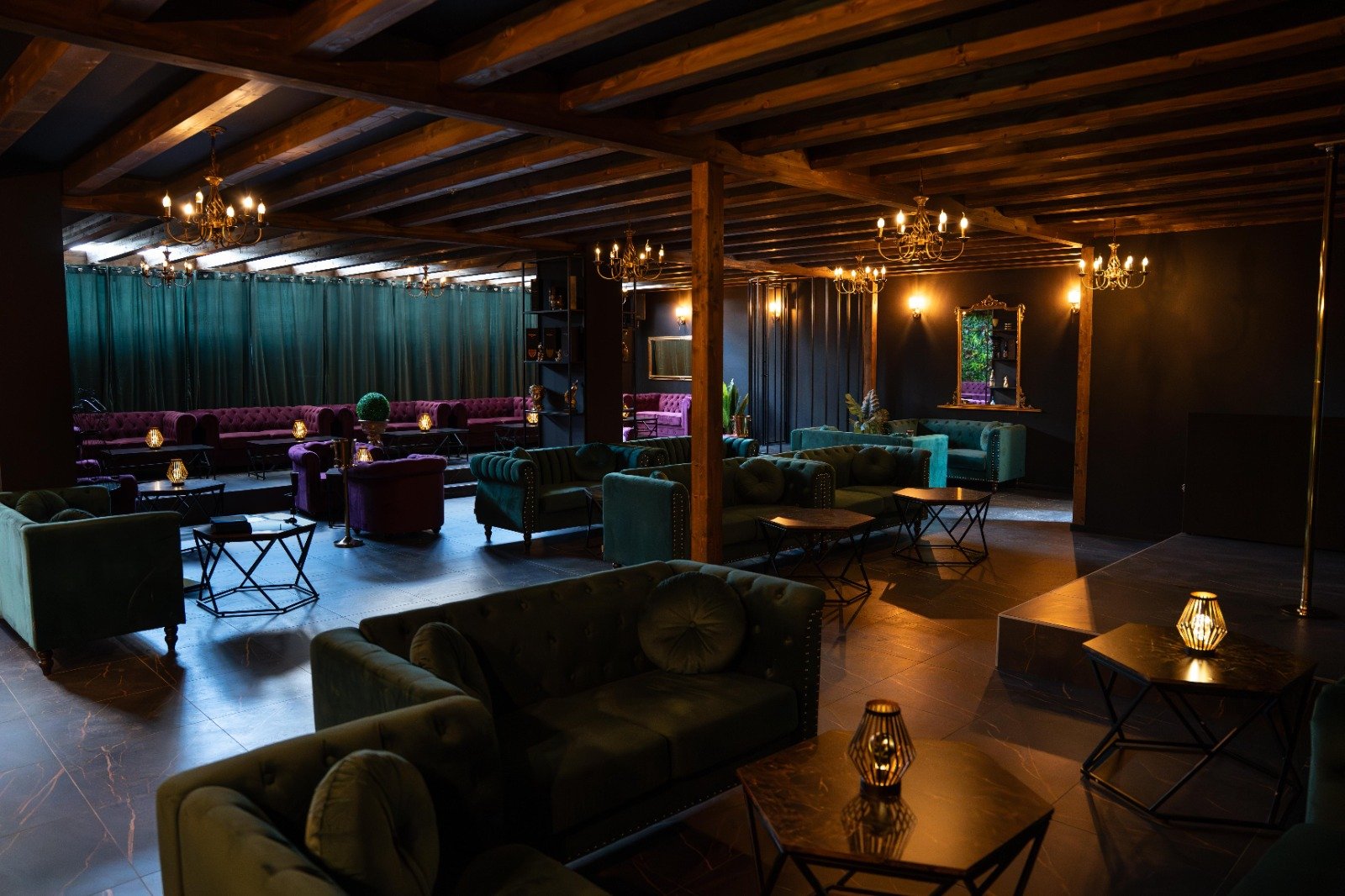 17/07 Luxury Club Bologna: atmosfera raffinata e bellezze in pista