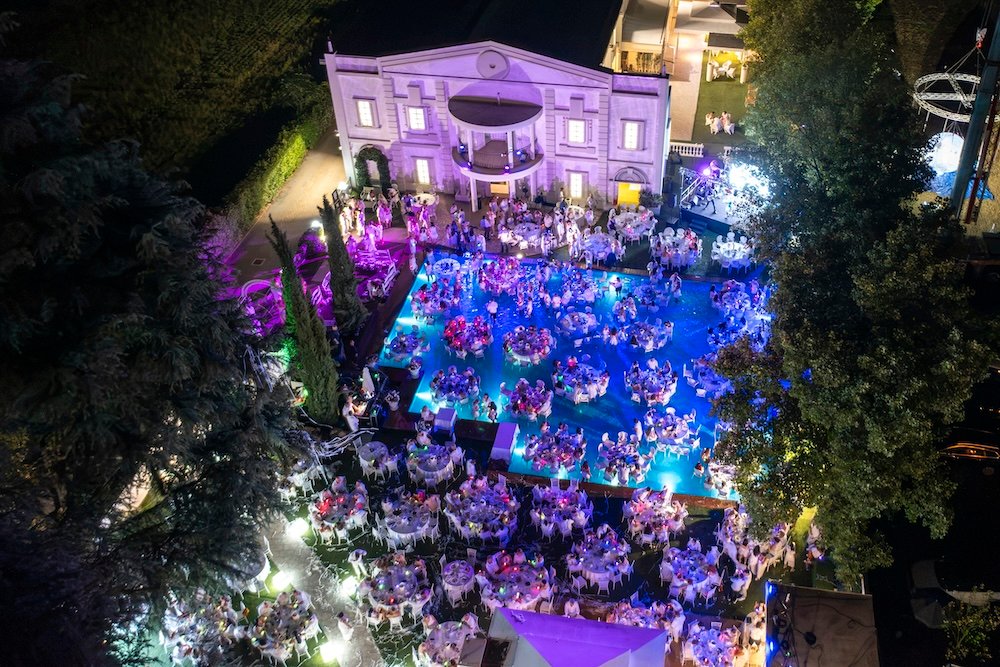 White Dinner Water Show ph Press